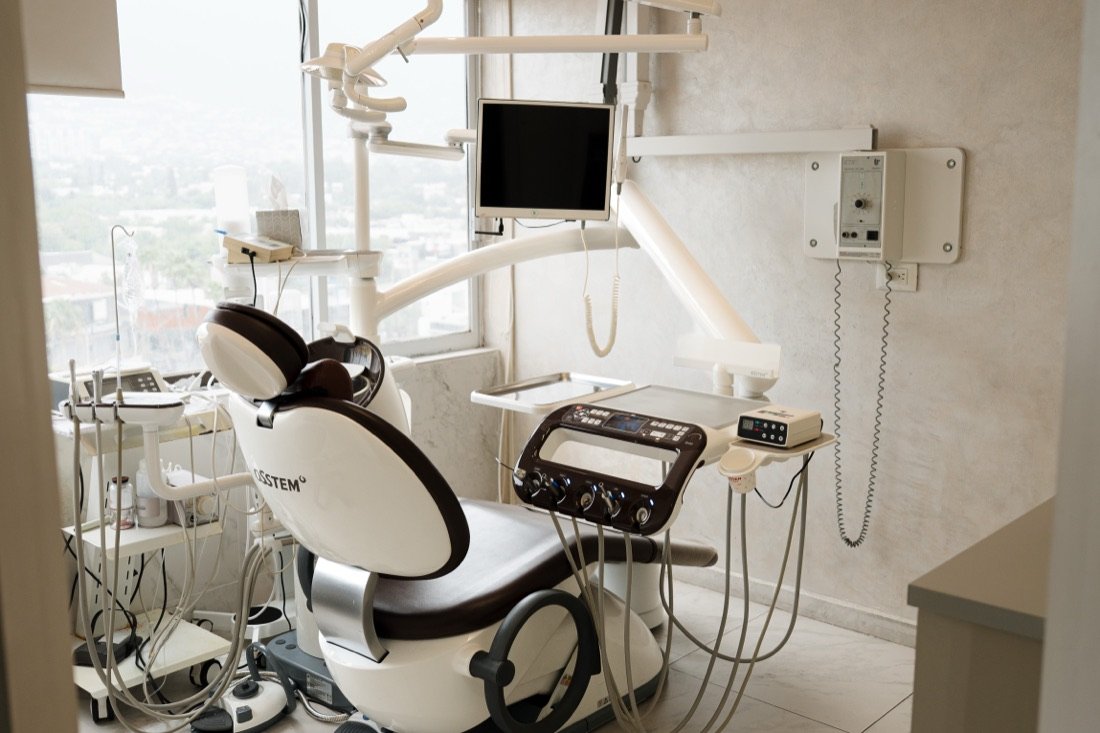 Consultorio equipado con tecnología dental de vanguardia