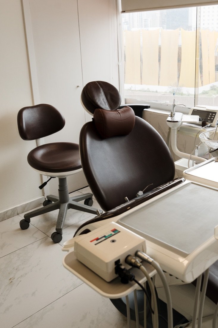 Equipo de limpieza dental AirFlow en el consultorio